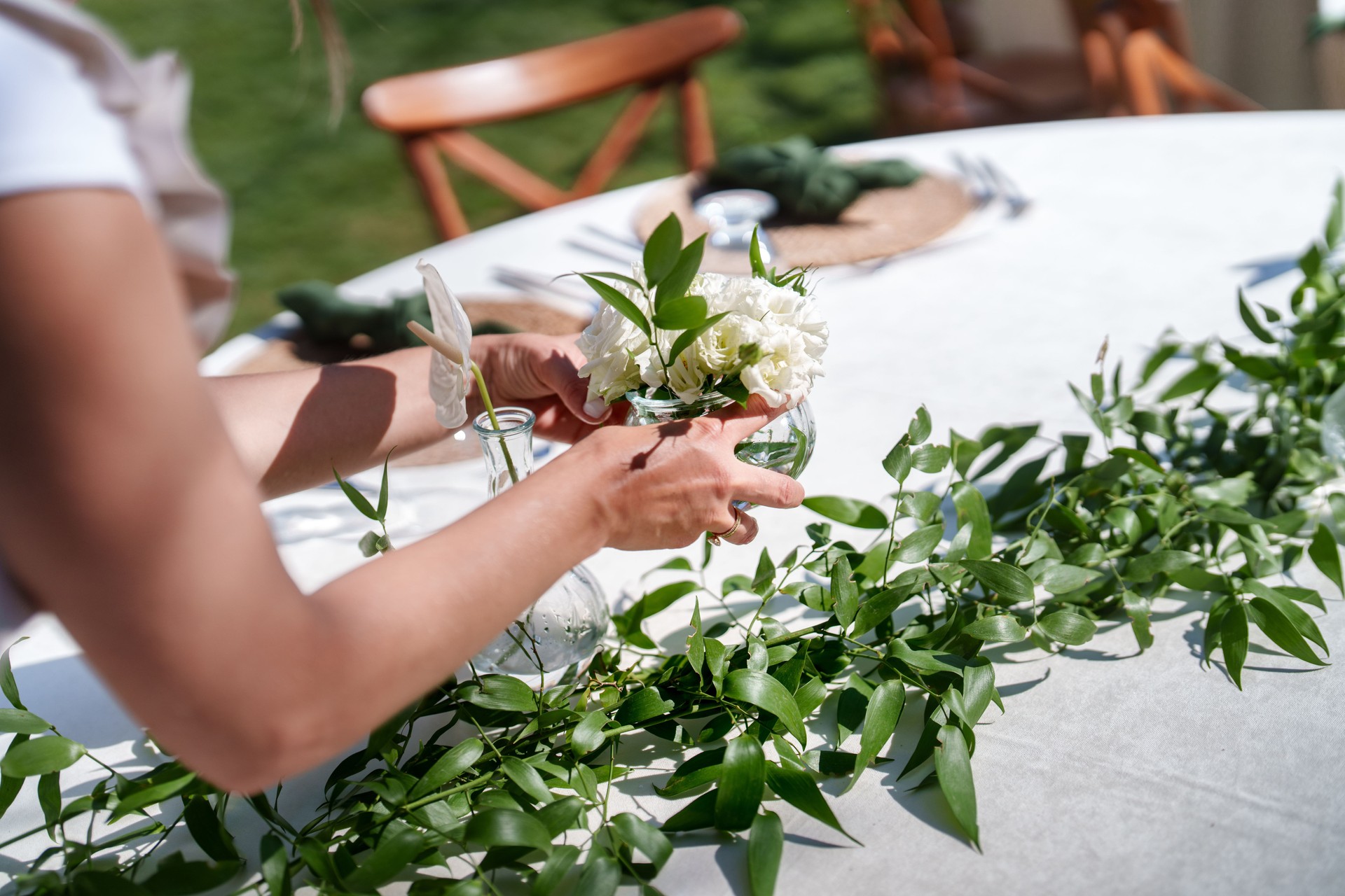 Close-up of roses placed in vases on the floral garlands at the wedding.